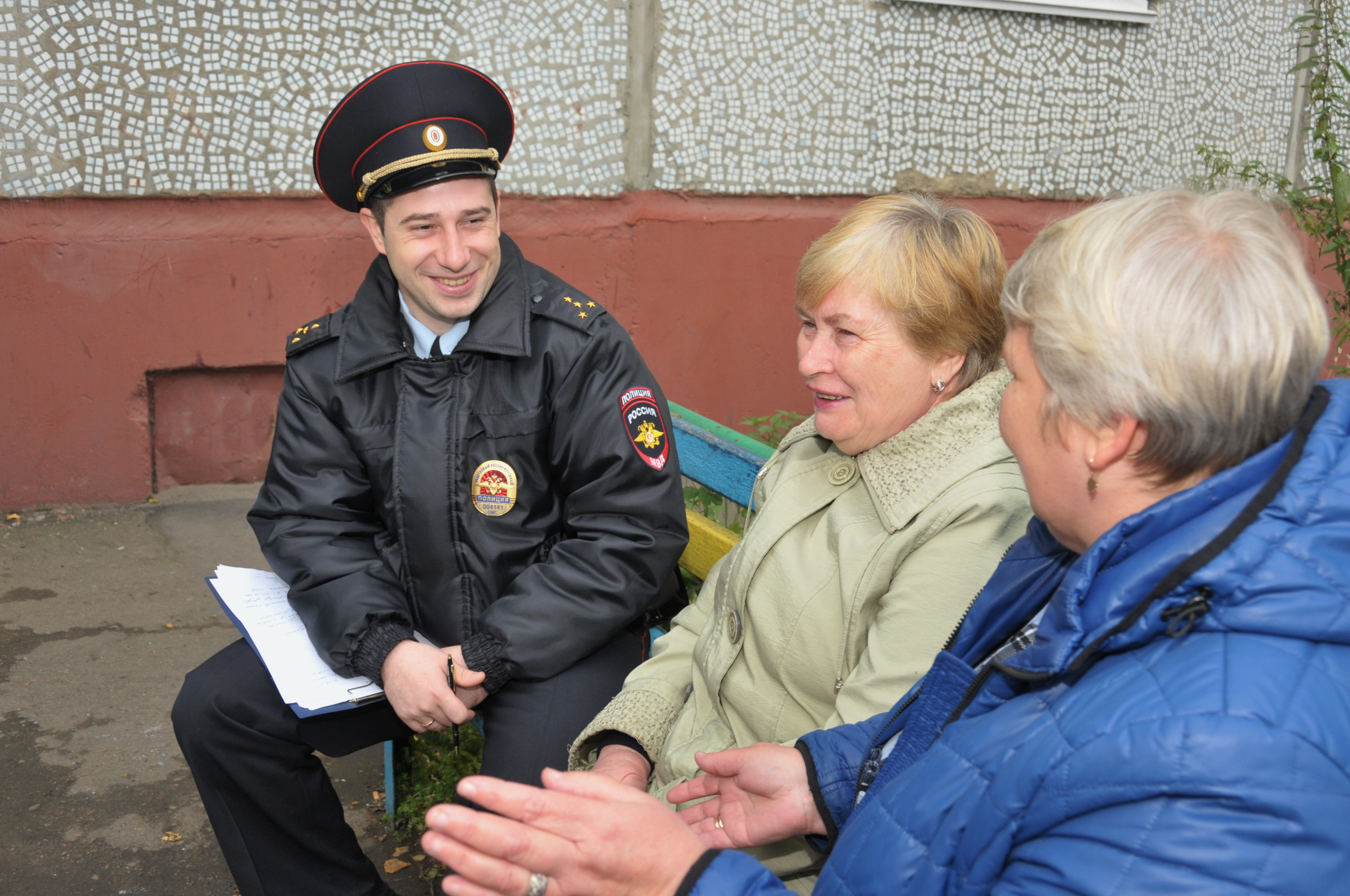 Участковый видное. Полиция и граждане. Участковый с гражданами. Полицейский и гражданин. Общение полицейского с гражданами.