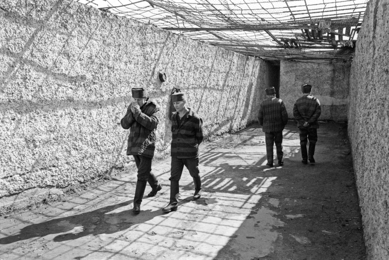 Жизнь в зоне особенности. Тюрмя СССР 1980. Белый лебедь тюрьма. Советская тюрьма.