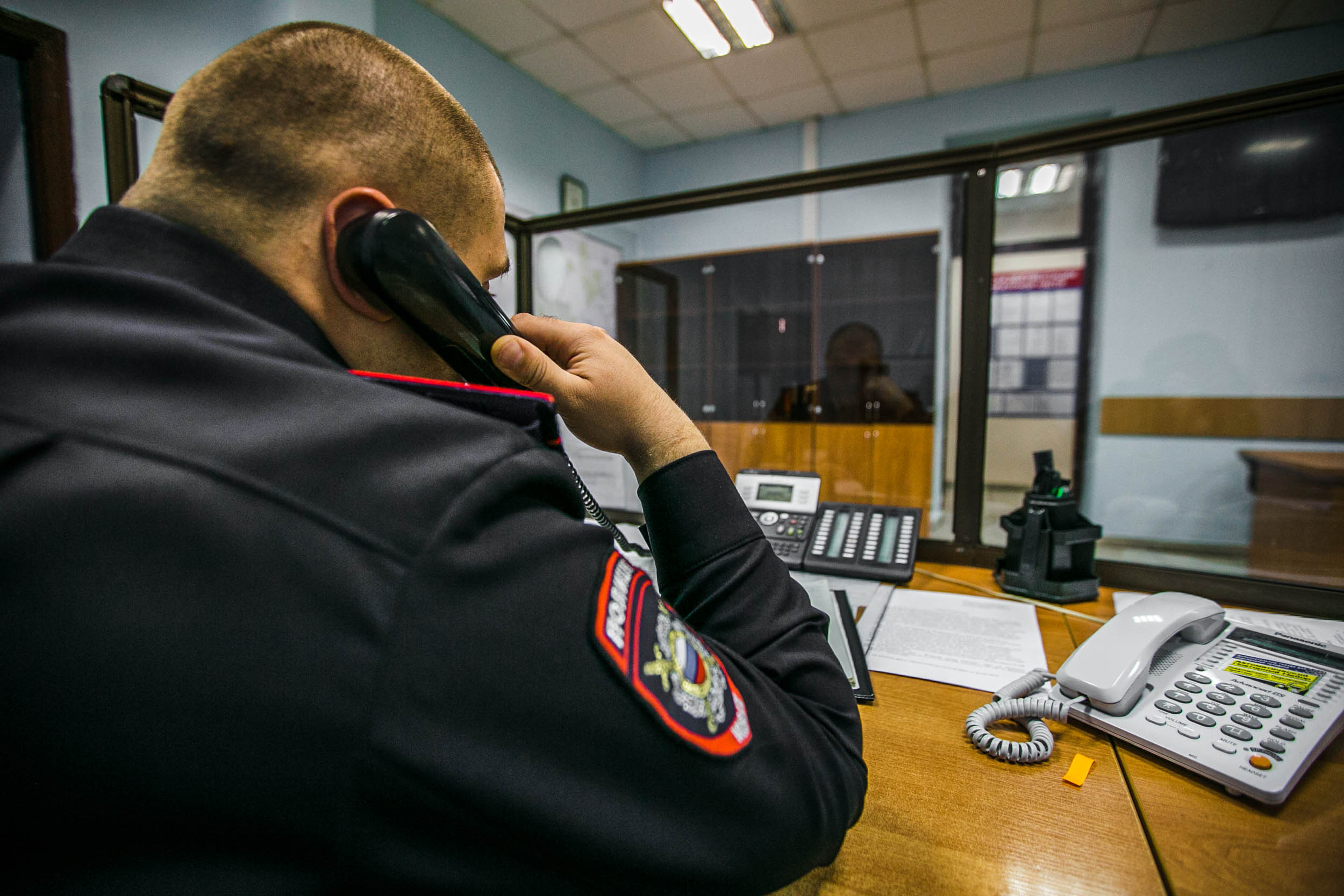 Дежурящий полицейский. Дежурная часть полиции. Дежурный полиции. Полицейский в дежурной части. Звонок в дежурную часть полиции.